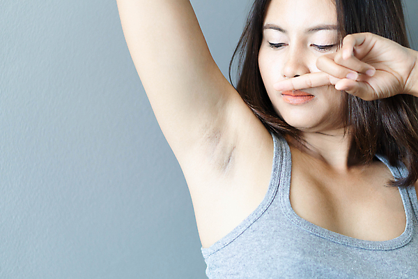 포토 JPG 해외이미지 여자 백그라운드 신체 건강 한명 성인 검은색 어둠 화장품 신선 팔 데오드란트 돌봄 의료성형뷰티 해외202011 해외포토 1 컬러 모션 사람 신체부위 뷰티 파일형식