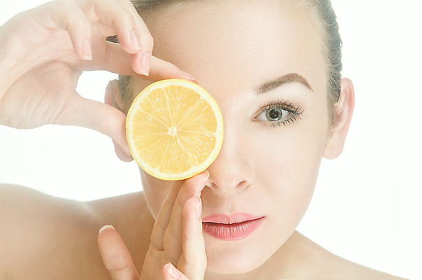 포토 JPG 해외이미지 모델 응시 여자 행복 얼굴 조각 백그라운드 2 과일 재료 한명 미소 사람 성인 노란색 에너지 흰색 신선 잡기 맛 손톱관리 손톱 레몬 피부 복지 비타민 고립 돌봄 완벽 의료성형뷰티 해외202004 해외포토 1 손 시선 감정 컬러 컨셉 모션 표정 신체부위 네일아트 사회이슈 영양소 파일형식