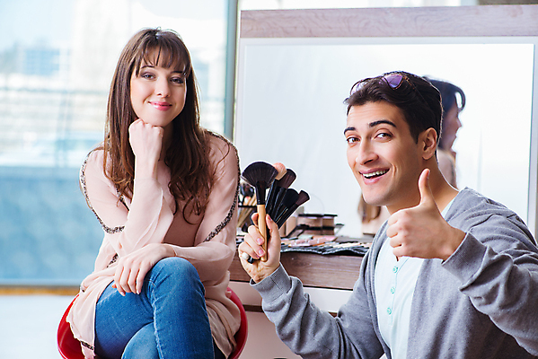 포토 JPG 해외이미지 모델 직업 응시 여자 행복 얼굴 그림자 사람없음 유행 상점 화장품 거울 립스틱 엄지손가락 붓 업무 화려 우아함 가루 미용사 눈썹 속눈썹 고객 피부 입술 만들기 예술가 아이섀도 고립 아이라이너 의료성형뷰티 신청 해외202011 해외포토 시선 감정 컨셉 손가락 모션 사람 신체부위 뷰티 작업 파일형식