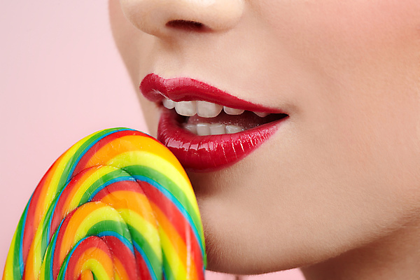 포토 JPG 해외이미지 백인 여자 얼굴 분홍색 막대사탕 사탕 한명 사람 컬러풀 노란색 화장품 소용돌이 원형 입 닫기 달콤 맛 치아 먹기 입술 알사탕 의료성형뷰티 해외202004 해외포토 도형 서양인 1 컬러 컨셉 모션 디저트 신체부위 뷰티 회오리 소화기관 파일형식