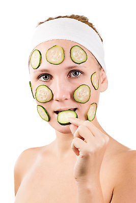 포토 JPG 해외이미지 백인 라이프스타일 웰빙 응시 여자 행복 얼굴 신체 자연 휴식 오이 건강 가면 미술 한명 사람 인종 성인 치료 약 유행 스파 흰색 신선 상품 피부 크림 점토 변장 테라피 여드름 돌봄 수분크림 의료성형뷰티 신청 완전 해외202004 해외포토 서양인 1 시선 감정 컬러 컨셉 채소 의학 모션 문화예술 생활 신체부위 뷰티 화장품 생태계 파일형식