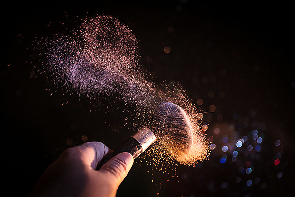 포토 JPG 해외이미지 직업 손 디자인 여자 얼굴 분홍색 장갑 백그라운드 컨셉 모션 사람없음 장식 컬러풀 유행 검은색 어둠 페인트 화장품 공구 붓 화려 떨어짐 상품 폭발 가루 볼터치 피부 피부관리 질감 만들기 예술가 밀가루 먼지 돌봄 의료성형뷰티 해외202011 해외포토 잡화 컬러 사람 신체부위 화장 뷰티 도구 파일형식