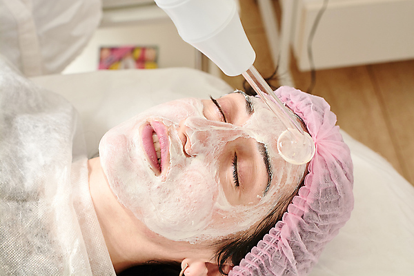 포토 JPG 해외이미지 직업 여자 얼굴 신체 건강 병원 한명 사람 치료 약 상점 스파 화장품 장비 의사 껍질 마사지 주름 씻기 플라스틱 미용사 피부 피부관리 테라피 순서 돌봄 리프팅 하드웨어 의료성형뷰티 해외202004 해외포토 1 의학 모션 재질 신체부위 컴퓨터 뷰티 청결 의료진 파일형식