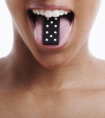 포토 JPG 해외이미지 스튜디오촬영 백인 1 응시 여자 얼굴 청소년 탈의 한명 사람 20대 성인 파란색 검은색 화장품 화려 눈썹 혀 흰배경 아이섀도 도미노 벌거벗은 의료성형뷰티 스타일 성인여자만 해외202011 해외포토 서양인 시선 컬러 백그라운드 컨셉 실내 청년 신체부위 뷰티 흰색 입 여자만 성인만 파일형식