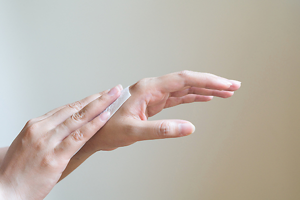 포토 JPG 해외이미지 백인 손 여자 종이 얼굴 백그라운드 컨셉 신체 손가락 건강 사람 사람없음 상자 수건 우주 청결 젖음 흰색 아기 잡기 조직 닫기 위생 수집 피부 냅킨 만들기 부드러움 손수건 닦기 스킨케어 팔 내추럴 고립 돌봄 변기통 위생관리 의료성형뷰티 해외202011 해외포토 서양인 컬러 모션 관리 신체부위 위생용품 뷰티 감각 파일형식