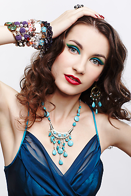 포토 JPG 해외이미지 백인 모델 손 여자 유럽 얼굴 목걸이 장신구 팔찌 갈색머리 한명 사람 파란색 유행 화장품 회색 흰색 반지 화려 보석 의료성형뷰티 스타일 해외202004 해외포토 서양인 1 헤어스타일 나라 컬러 컨셉 신체부위 뷰티 광석 파일형식