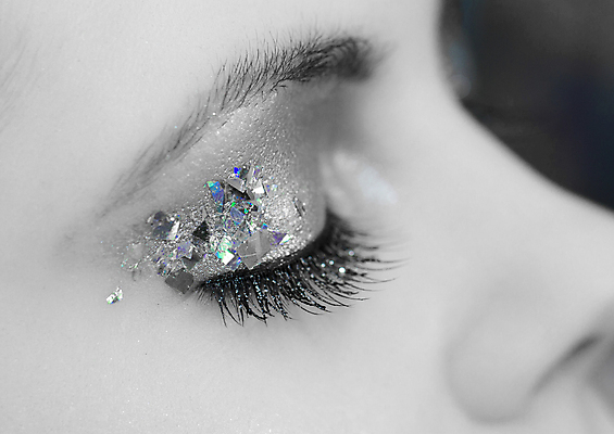 포토 JPG 해외이미지 백인 모델 직업 응시 여자 얼굴 백그라운드 한명 빛 머리 유행 검은색 어둠 놀람 화장품 흰색 고급 닫기 연기 은색 눈썹 속눈썹 묘사 만족 코 아이섀도 완벽 피어싱 의료성형뷰티 스타일 해외202004 해외포토 서양인 1 시선 감정 컬러 컨셉 장신구 모션 표정 사람 신체부위 뷰티 파일형식