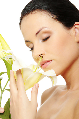 포토 JPG 해외이미지 식물 백인 라이프스타일 웰빙 여자 꽃 얼굴 자연 휴식 건강 한명 치료 머리 스파 화목 화장품 흰색 신선 잡기 우아함 파편 매끈함 피부 순수 피부관리 아로마 리빙 내추럴 고립 돌봄 천진난만 의료성형뷰티 해외202004 해외포토 서양인 1 컬러 컨셉 의학 모션 사람 생활 신체부위 뷰티 감각 생태계 파일형식