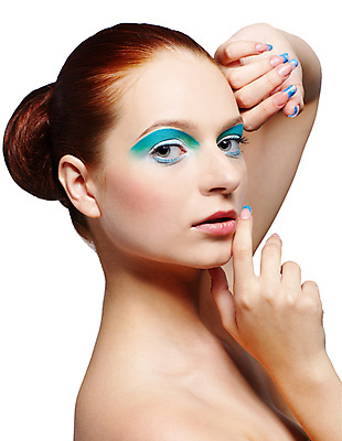 포토 JPG 해외이미지 백인 모델 라이프스타일 헤어스타일 손 여자 유럽 얼굴 손가락 한명 사람 옆모습 초록색 파란색 유행 화장품 흰색 못 화려 손톱관리 손톱 피부 어깨 피부관리 팔 아이섀도 빨간머리 고립 의료성형뷰티 해외202004 해외포토 서양인 1 나라 뷰포인트 컬러 컨셉 생활 신체부위 뷰티 공구 네일아트 파일형식