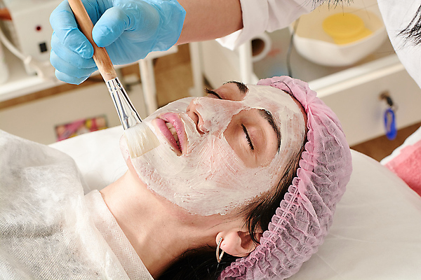 포토 JPG 해외이미지 백인 웰빙 여자 얼굴 휴식 건강 가면 한명 치료 약 상점 스파 화장품 신선 붓 씻기 매끈함 수분 미용사 청소 소중 피부 크림 피부관리 스킨케어 테라피 내추럴 여드름 순서 돌봄 보습 수분크림 위생관리 의료성형뷰티 해외202004 해외포토 서양인 직업 1 컨셉 의학 모션 관리 사람 신체부위 뷰티 청결 감각 파일형식