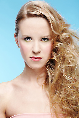 포토 JPG 해외이미지 백인 모델 라이프스타일 헤어스타일 응시 여자 유럽 얼굴 한명 사람 파란색 금발 유행 흰색 화려 우아함 피부 순수 피부관리 의료성형뷰티 해외202004 해외포토 서양인 1 시선 나라 컬러 컨셉 생활 신체부위 뷰티 파일형식