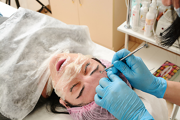 포토 JPG 해외이미지 직업 손 여자 얼굴 백그라운드 건강 병원 한명 치료 약 상점 스파 화장품 장비 기구 공구 업무 점 씻기 작음 미용사 피부 피부관리 테라피 여드름 순서 삭제 돌봄 위생관리 헬프 의료성형뷰티 노화 해외202004 해외포토 1 컨셉 의학 모션 관리 사람 신체부위 뷰티 청결 도구 작업 도움 크기 파일형식