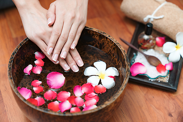 포토 JPG 해외이미지 손 여자 꽃 휴식 건강 관리 사람없음 치료 물 장미 상점 스파 목욕 흰색 못 사발 손톱관리 손톱 피부 아로마테라피 테라피 돌봄 의료성형뷰티 해외202004 해외포토 자연요소 식물 컬러 컨셉 의학 모션 사람 신체부위 뷰티 청결 공구 사기그릇 네일아트 파일형식