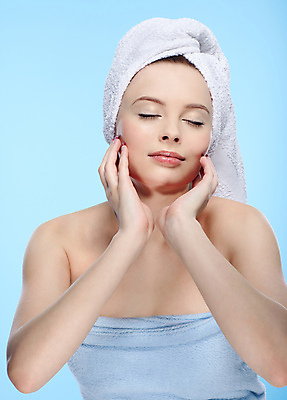 포토 JPG 해외이미지 백인 손 응시 여자 얼굴 손가락 상상 건강 한명 치료 파란색 수건 유행 스파 꿈 터치 흰색 표현 신선 화려 피부 순수 피부관리 부드러움 돌봄 바디케어 위생관리 의료성형뷰티 몽환 해외202004 해외포토 서양인 1 시선 컬러 컨셉 의학 모션 관리 사람 신체부위 위생용품 뷰티 감각 파일형식