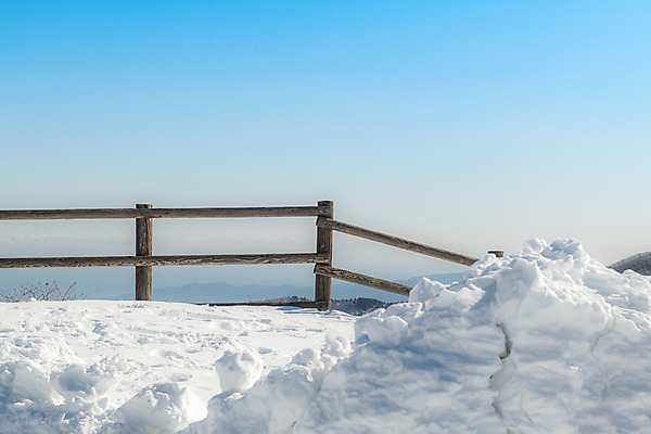 포토 JPG 주간 계절 겨울 난간 사람없음 야외 파란색 설원 흰색 눈 강원도 강릉 대관령 겨울풍경 국내포토 자연요소 컬러 날씨 한국 눈_날씨 풍경 파일형식