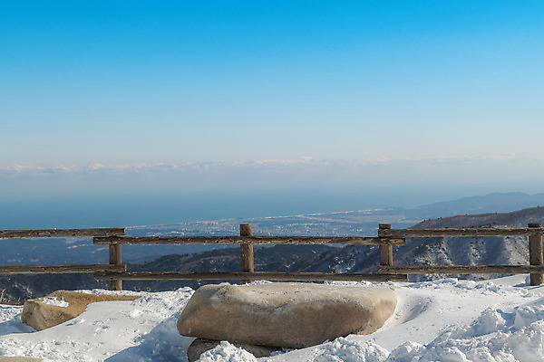 포토 JPG 주간 계절 겨울 사람없음 야외 파란색 설원 바위 흰색 눈 강원도 동해 강릉 대관령 겨울풍경 국내포토 자연요소 바다 컬러 날씨 한국 눈_날씨 풍경 돌_바위 파일형식