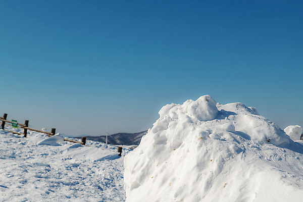 포토 JPG 주간 계절 겨울 사람없음 야외 파란색 설원 흰색 눈 강원도 강릉 대관령 겨울풍경 국내포토 자연요소 컬러 날씨 한국 눈_날씨 풍경 파일형식