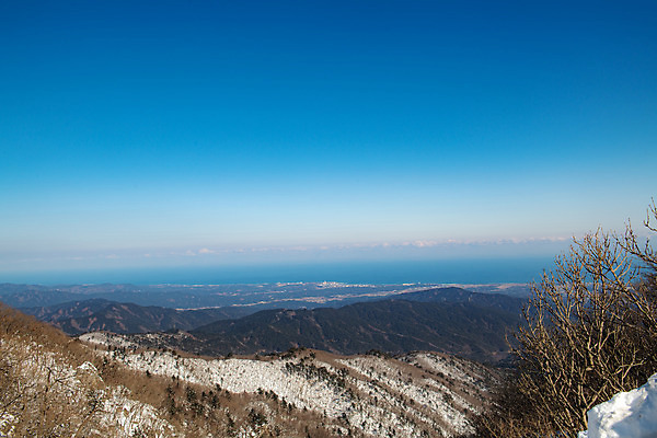 포토 JPG 주간 계절 겨울 사람없음 야외 파란색 설원 눈 강원도 동해 강릉 대관령 겨울풍경 국내포토 자연요소 바다 컬러 날씨 한국 눈_날씨 풍경 파일형식