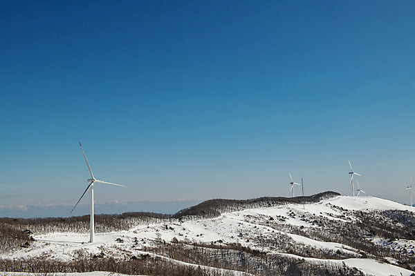 포토 JPG 주간 계절 겨울 산 사람없음 야외 파란색 설원 흰색 눈 풍력에너지 강원도 강릉 대관령 겨울풍경 국내포토 자연요소 컬러 날씨 한국 눈_날씨 풍경 그린에너지 파일형식