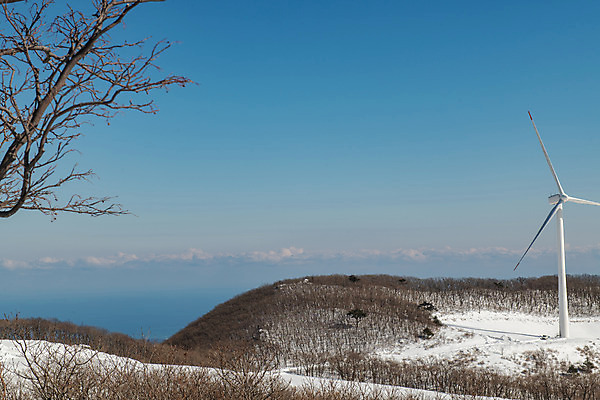 포토 JPG 주간 계절 겨울 산 사람없음 야외 파란색 설원 흰색 눈 풍력에너지 강원도 강릉 대관령 겨울풍경 국내포토 자연요소 컬러 날씨 한국 눈_날씨 풍경 그린에너지 파일형식
