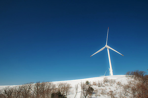 포토 JPG 주간 계절 겨울 사람없음 야외 파란색 설원 흰색 눈 풍력에너지 강원도 강릉 대관령 겨울풍경 국내포토 자연요소 컬러 날씨 한국 눈_날씨 풍경 그린에너지 파일형식