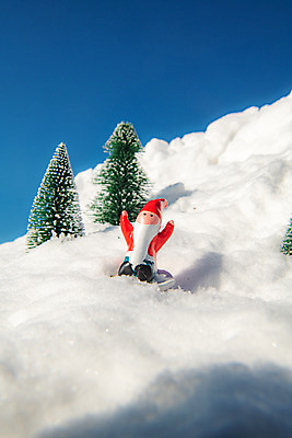 포토 JPG 주간 나무 계절 겨울 근접촬영 사람없음 야외 파란색 산타클로스 설원 미니어처 흰색 눈 오브젝트 강원도 강릉 대관령 겨울풍경 국내포토 자연요소 식물 뷰포인트 컬러 크리스마스 날씨 한국 눈_날씨 풍경 모형 파일형식