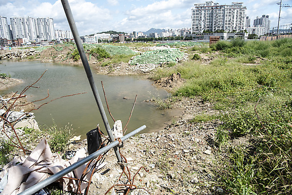 포토 JPG 주간 건축 아파트 사람없음 야외 물 도시 폐허 리모델링 재개발 주택공사현장 국내포토 자연요소 주택 건설현장 파일형식