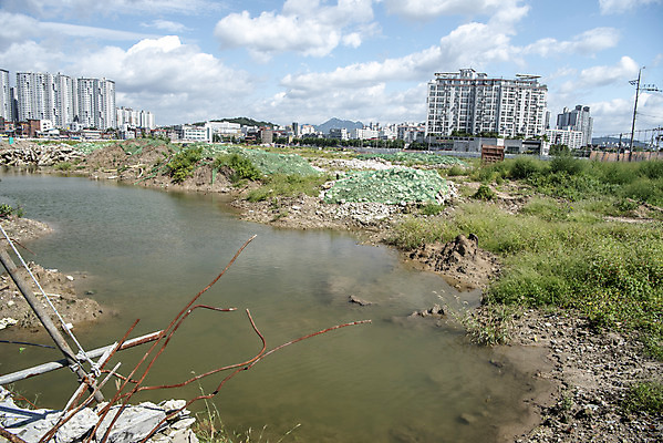 포토 JPG 주간 건축 아파트 사람없음 야외 물 도시 폐허 리모델링 재개발 주택공사현장 국내포토 자연요소 주택 건설현장 파일형식