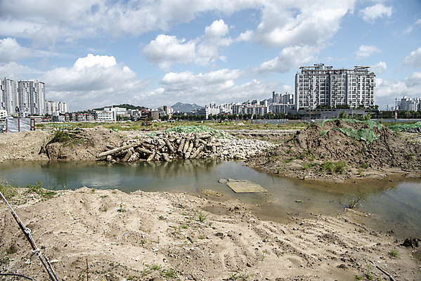 포토 JPG 주간 건축 아파트 사람없음 야외 도시 폐허 리모델링 재개발 주택공사현장 국내포토 자연요소 주택 건설현장 파일형식