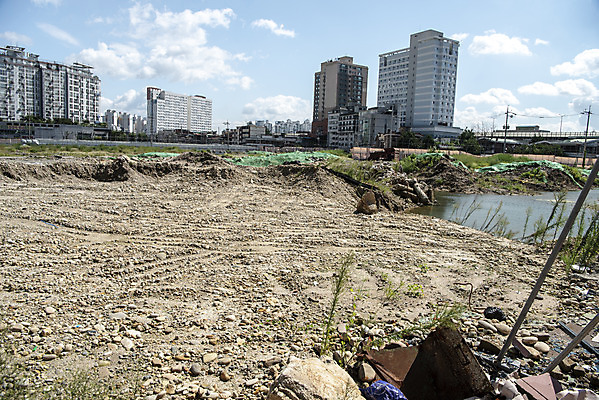 포토 JPG 주간 건축 아파트 사람없음 야외 도시 폐허 리모델링 재개발 주택공사현장 국내포토 자연요소 주택 건설현장 파일형식