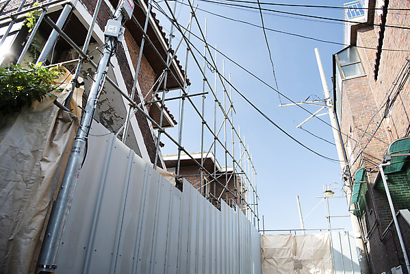 포토 JPG 주간 건축 주택 사람없음 야외 도시 폐허 리모델링 재개발 주택공사현장 국내포토 자연요소 건물 건설현장 파일형식