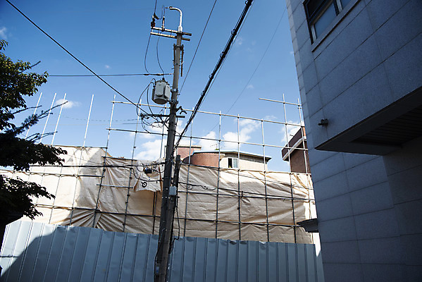 포토 JPG 주간 건축 주택 사람없음 야외 도시 폐허 리모델링 재개발 주택공사현장 국내포토 자연요소 건물 건설현장 파일형식