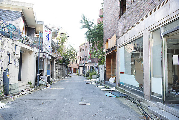 포토 JPG 주간 건축 주택 사람없음 야외 도시 폐허 주택가 리모델링 재개발 주택공사현장 국내포토 자연요소 건물 건설현장 파일형식