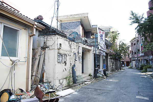 포토 JPG 주간 주택 사람없음 야외 도시 폐허 주택가 리모델링 재개발 주택공사현장 국내포토 자연요소 건물 건설현장 파일형식