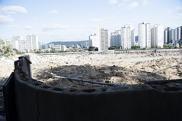 포토 JPG 주간 건축 아파트 사람없음 야외 도시 폐허 리모델링 재개발 주택공사현장 국내포토 자연요소 주택 건설현장 파일형식