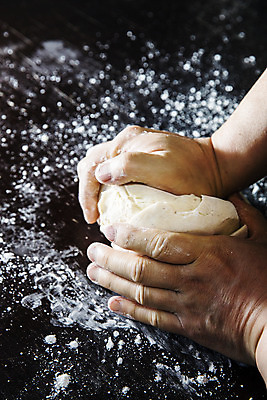 포토 JPG 손 곡류 신체부위 전라북도 특산물 반죽 보리 밀가루 밀가루반죽 군산 찰보리 국내포토 사람 가루 전라도 파일형식