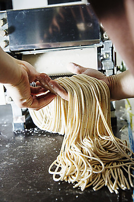 포토 JPG 손 곡류 실내 들기 신체부위 기계 면 전라북도 특산물 보리 군산 찰보리 국내포토 모션 사람 내부 전라도 파일형식