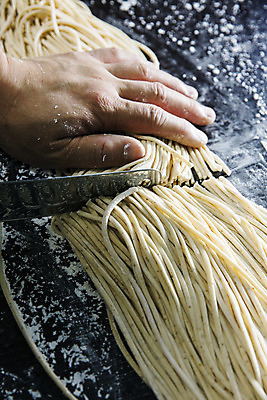 포토 JPG 손 신체부위 잡기 면 칼 자르기 전라북도 특산물 보리 군산 찰보리 국내포토 모션 곡류 사람 전라도 파일형식