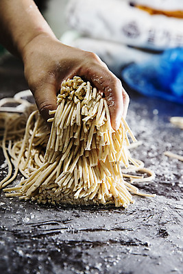 포토 JPG 손 단면 실내 신체부위 잡기 면 전라북도 특산물 보리 군산 찰보리 국내포토 모션 곡류 사람 내부 전라도 파일형식