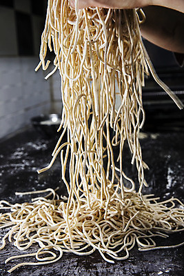 포토 JPG 손 실내 들기 신체부위 잡기 면 엉킴 전라북도 특산물 보리 군산 찰보리 국내포토 모션 곡류 사람 내부 전라도 파일형식