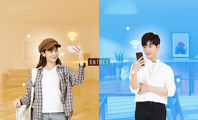 PSD 편집이미지 여자 남자 미소 들기 사람 상반신 20대 성인 두명 앞모습 파란색 스마트폰 갈색 한국인 와이파이 성인만 비대면서비스 온택트 이미지편집 뷰포인트 컬러 모션 표정 동양인 청년 핸드폰 스마트기기 서비스 무선인터넷 파일형식 언택트