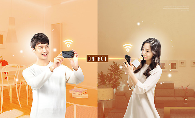 PSD 편집이미지 여자 남자 실내 미소 들기 사람 상반신 20대 성인 두명 앞모습 옆모습 스마트폰 갈색 주황색 와이파이 성인만 비대면서비스 언택트 온택트 이미지편집 뷰포인트 컬러 모션 표정 청년 내부 핸드폰 스마트기기 서비스 무선인터넷 파일형식