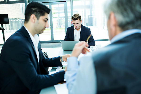 포토 JPG 서양인 응시 남자 중년 50대 회의 실내 사람 앉기 상반신 20대 성인 앞모습 옆모습 뒷모습 세명 30대 노트북 업무 비즈니스맨 동료 남자만 국내포토 외국인 시선 뷰포인트 비즈니스 관계 모션 청년 내부 장년 전자제품 작업 직장인 파일형식