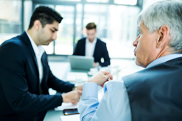 포토 JPG 서양인 응시 남자 중년 50대 회의 실내 사람 앉기 상반신 20대 성인 앞모습 옆모습 세명 30대 노트북 업무 비즈니스맨 동료 남자만 국내포토 외국인 시선 뷰포인트 비즈니스 관계 모션 청년 내부 장년 전자제품 작업 직장인 파일형식