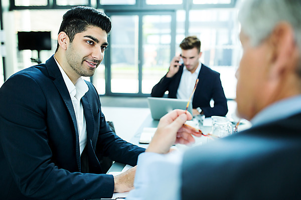 포토 JPG 서양인 응시 남자 중년 50대 회의 실내 대화 미소 사람 앉기 상반신 20대 성인 앞모습 옆모습 세명 30대 노트북 스마트폰 마주보기 업무 비즈니스맨 동료 남자만 국내포토 외국인 시선 뷰포인트 비즈니스 관계 모션 표정 말하기 청년 내부 장년 전자제품 핸드폰 스마트기기 작업 직장인 파일형식