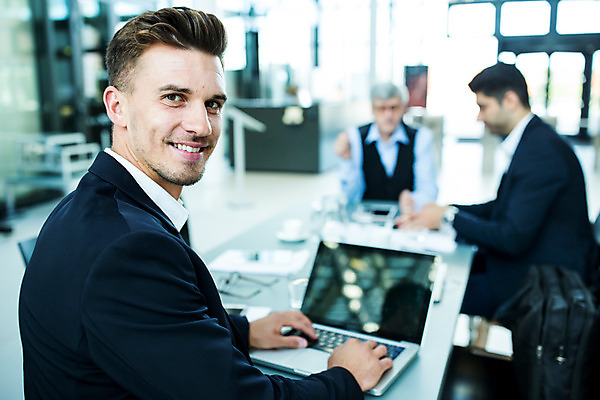 포토 JPG 서양인 응시 남자 중년 50대 회의 실내 미소 사람 앉기 상반신 20대 성인 앞모습 옆모습 아웃포커스 세명 30대 노트북 업무 비즈니스맨 동료 남자만 국내포토 외국인 시선 뷰포인트 비즈니스 관계 모션 촬영기법 표정 청년 내부 장년 전자제품 작업 직장인 파일형식