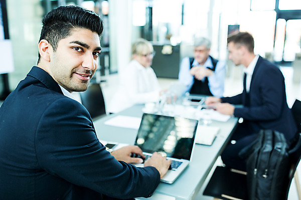 포토 JPG 서양인 응시 여자 남자 중년 50대 회의 실내 미소 사람 앉기 여러명 상반신 20대 성인 앞모습 옆모습 30대 노트북 업무 비즈니스맨 비즈니스우먼 동료 리더 팀장 국내포토 외국인 시선 뷰포인트 다수 비즈니스 관계 모션 표정 청년 내부 장년 전자제품 작업 직장인 파일형식