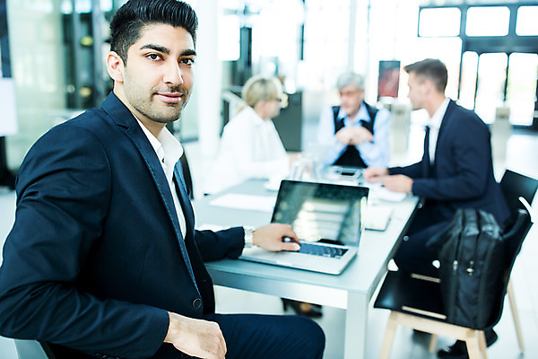 포토 JPG 서양인 응시 여자 남자 중년 50대 회의 실내 미소 사람 앉기 여러명 상반신 20대 성인 앞모습 옆모습 아웃포커스 30대 노트북 업무 비즈니스맨 비즈니스우먼 동료 리더 팀장 국내포토 외국인 시선 뷰포인트 다수 비즈니스 관계 모션 촬영기법 표정 청년 내부 장년 전자제품 작업 직장인 파일형식