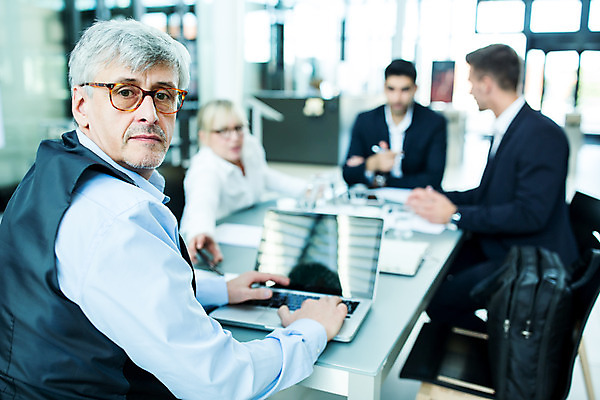 포토 JPG 서양인 응시 여자 남자 안경 중년 50대 회의 실내 사람 앉기 여러명 상반신 20대 성인 앞모습 옆모습 아웃포커스 30대 노트북 업무 비즈니스맨 비즈니스우먼 뒤돌아보기 동료 리더 팀장 국내포토 외국인 시선 잡화 뷰포인트 다수 비즈니스 관계 모션 촬영기법 청년 내부 장년 전자제품 작업 직장인 파일형식