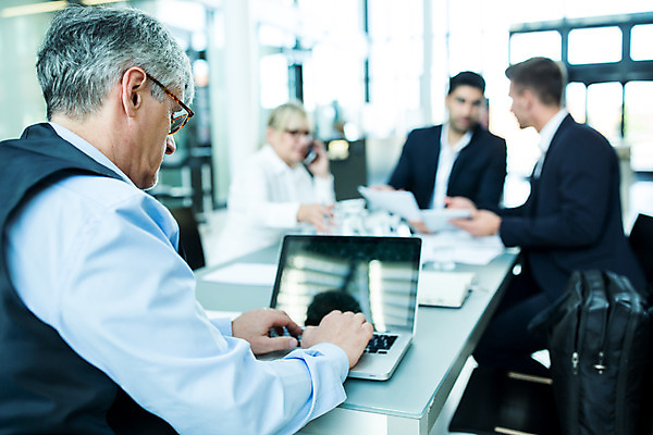 포토 JPG 서양인 응시 여자 남자 중년 50대 회의 실내 사람 앉기 여러명 상반신 20대 성인 앞모습 옆모습 아웃포커스 30대 노트북 업무 비즈니스맨 비즈니스우먼 동료 리더 팀장 국내포토 외국인 시선 뷰포인트 다수 비즈니스 관계 모션 촬영기법 청년 내부 장년 전자제품 작업 직장인 파일형식